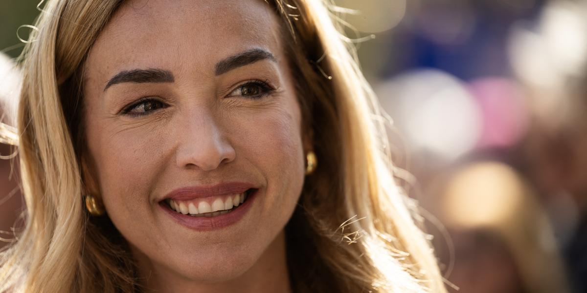 Silvia Salis április 25-én Genovában a fasiszta uralom alóli felszabadulás évfordulóján tartott felvonuláson