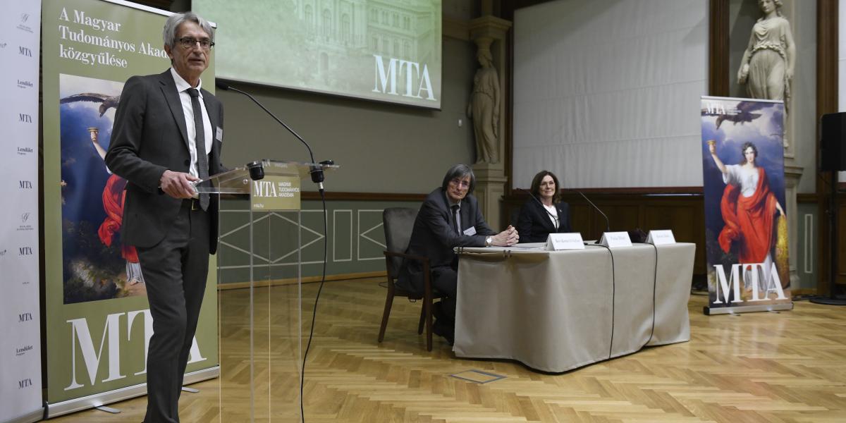Pósfai Mihály beszédet mond az MTA tisztújító közgyűlésén május 5-én 