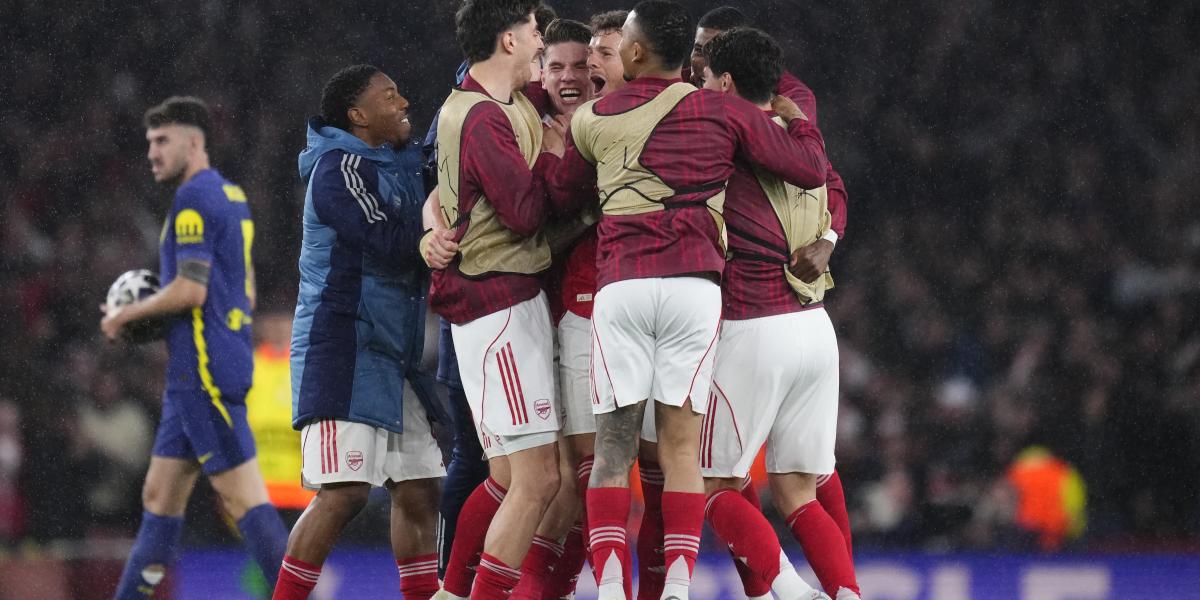 Ünneplő Arsenal-játékosok lefújás után
