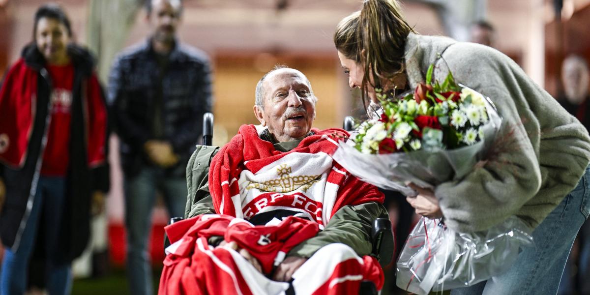 Fazekas László köszöntése a Royal Antwerp - RAAL La Louviere Belga Kupa mérkőzés előtt január 13-án 
