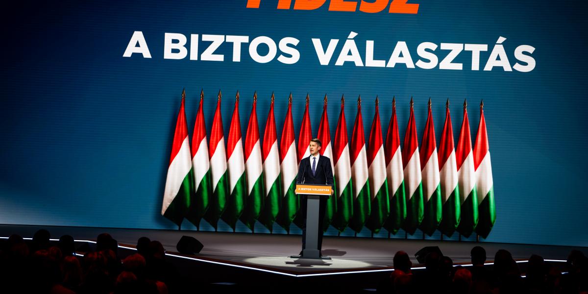 Pásztor Bálint a Fidesz januári kongresszusán. A VMSZ elnöke az egész vajdasági magyarság nevében kampányolt Orbánék mellett