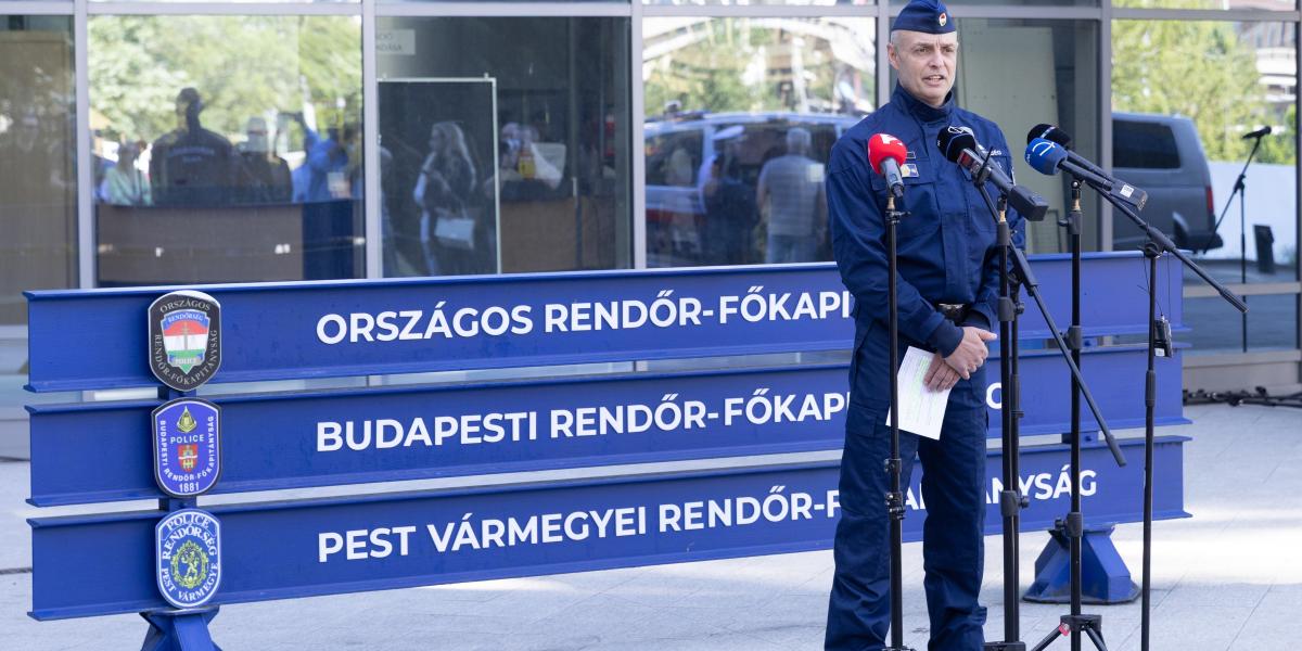 Csécsi Soma, a Budapesti Rendőr-főkapitányság szóvivője sajtótájékoztatót tart Dudás Miklós kajakozó halála ügyében lezárult nyomozás eredményéről Budapesten, a Rendőrségi Igazgatási Központ előtt 2026. május 8-án.