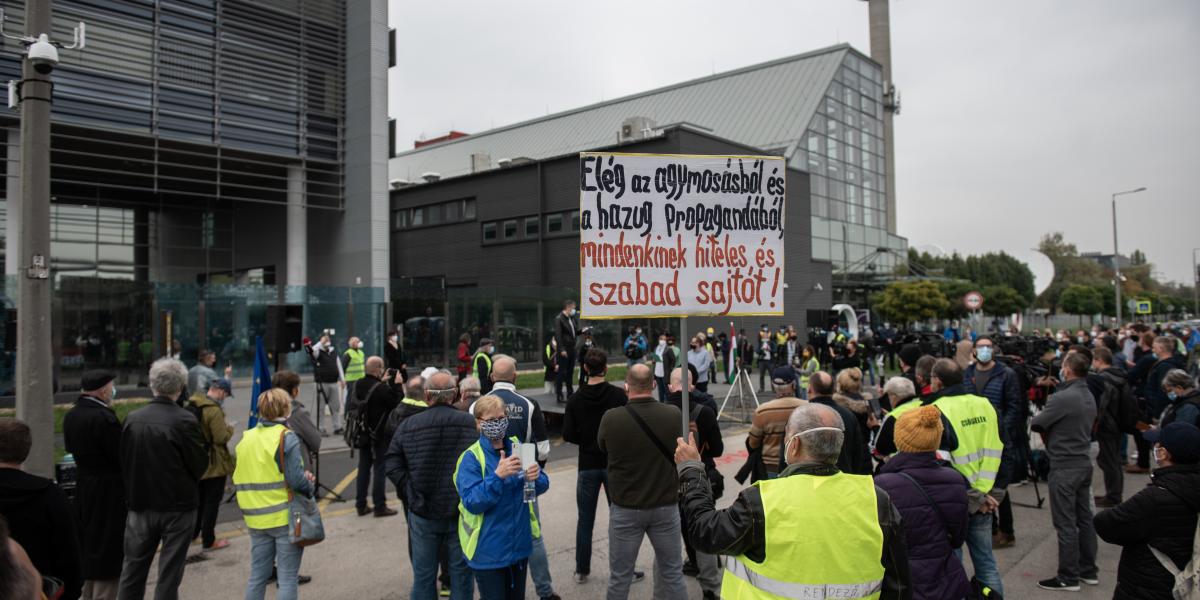 Tüntetés az MTVA épületénél – korábbi felvétel