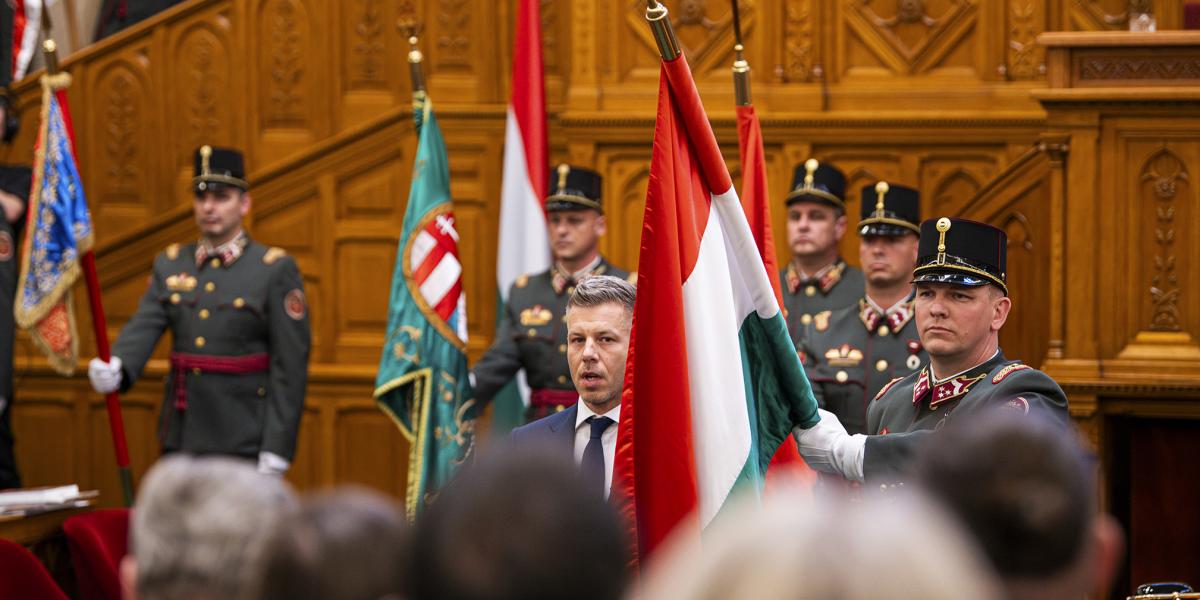 Kormányfői eskü az új parlamentben