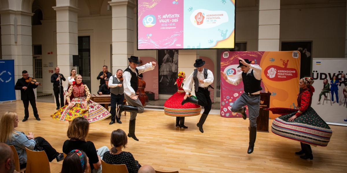 A folk hagyományosan külön udvart kap, ahol táncházak is lesznek