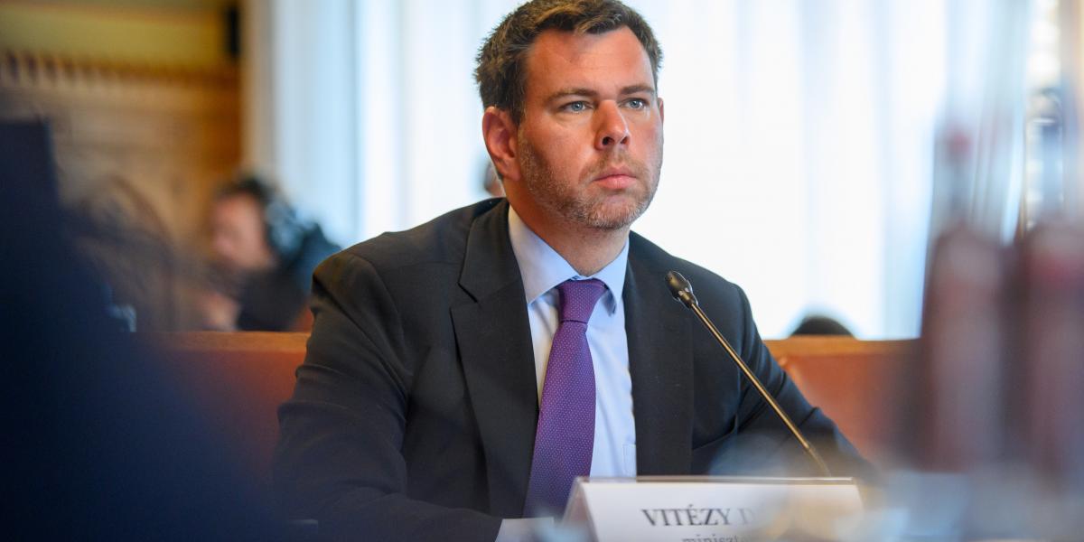 Vitézy Dávid közlekedési és beruházási miniszterjelölt kinevezés előtti meghallgatásán az Országgyűlés közlekedési és beruházási bizottságának ülésén az Országházban 2026. május 11-én.