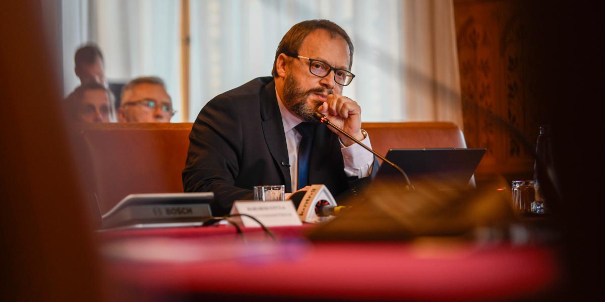 Kármán András pénzügyminiszter-jelölt kinevezés előtti meghallgatásán az Országgyűlés pénzügyi és költségvetési bizottságának ülésén az Országházban 2026. május 12-én.