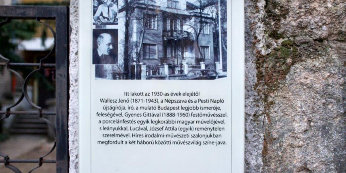 Tábla az Amerikai út 74.-nél: itt élt Wallesz Jenő, a Népszava újságírója