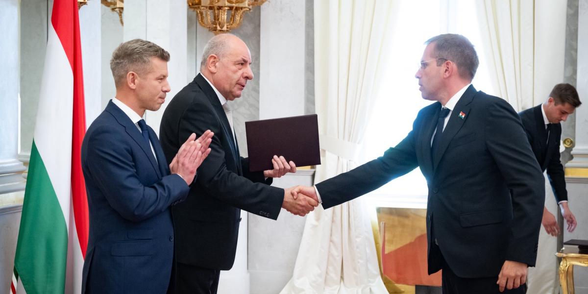 Mindent elmondó gesztusok, amikor Ruff Bálint, a Miniszterelnökséget vezető miniszter átveszi a megbízólevelét 
