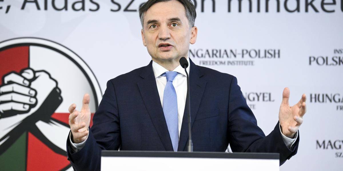 Zbigniew Ziobro volt lengyel igazságügyminiszter a Magyar-Lengyel Szabadság Intézet jelentésének Jogállamiság Tusk Lengyelországában című bemutatóján az Alapjogokért Központ székházában február 3-án 