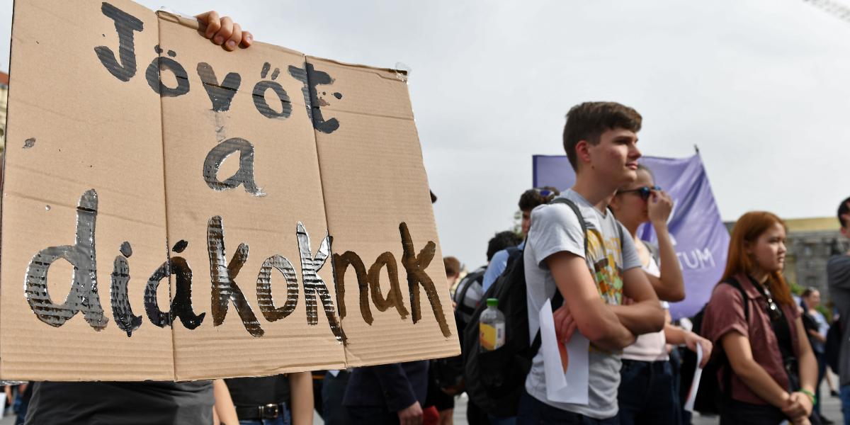 A Jövőt a diákoknak! című demonstráció résztvevői az Országház előtt 2019. április 26-án 
