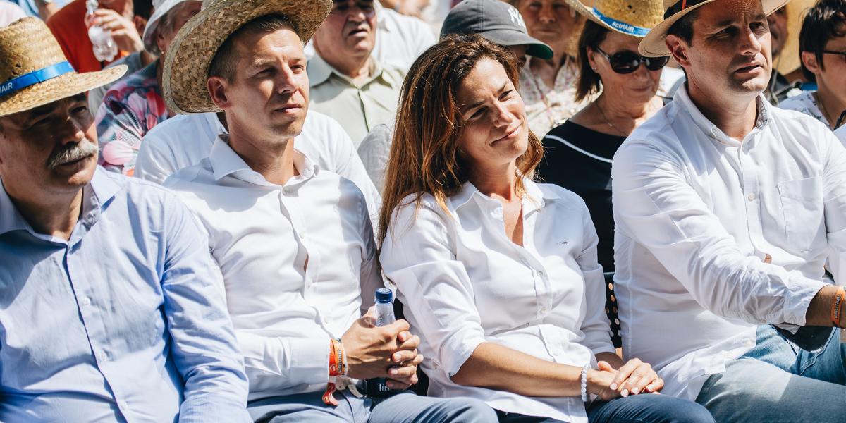 Orbán Viktor és Tőkés László zárónapi előadását rendszerint első sorokból hallgatták végig a NER prominensei. 2022-ben még Magyar Péter is jelen volt, felesége oldalán.
