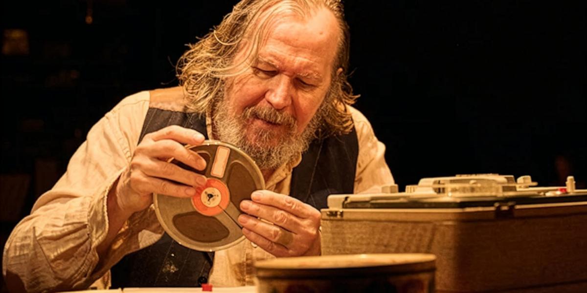 Gary Oldman az előadás rendezője, jelmez- és díszlettervezője is