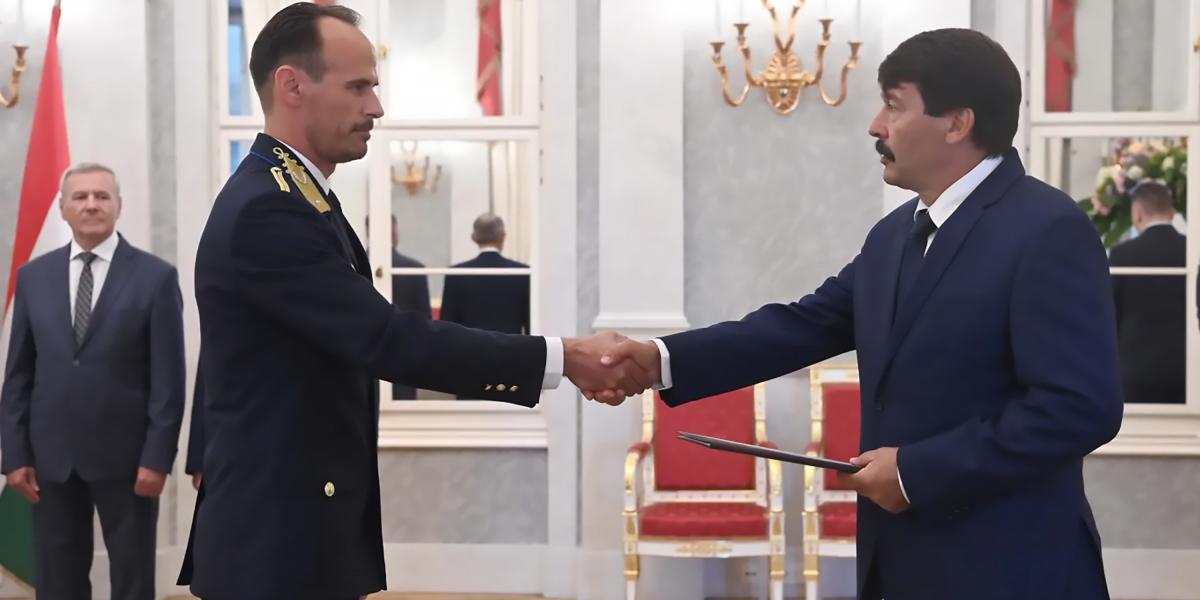 Áder János köztársasági elnök nemzetbiztonsági dandártábornokká nevezi ki Oláh Krisztián nemzetbiztonsági ezredest a Sándor-palotában 2021. augusztus 16-án.