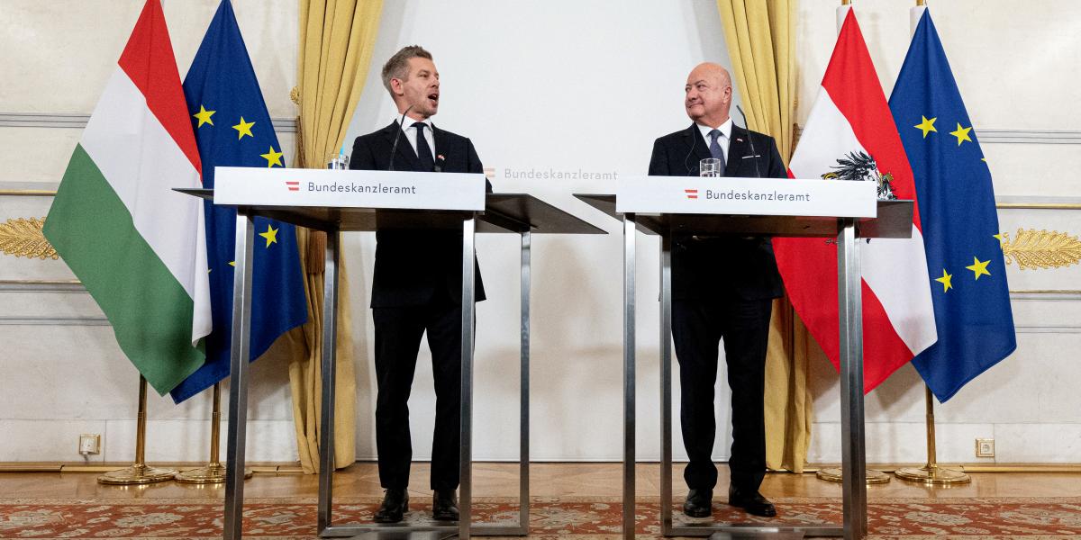 Magyar Péter miniszterelnök és Christian Stocker osztrák kancellár sajtótájékoztatót tart tárgyalásuk után Bécsben 2026. május 21-én.