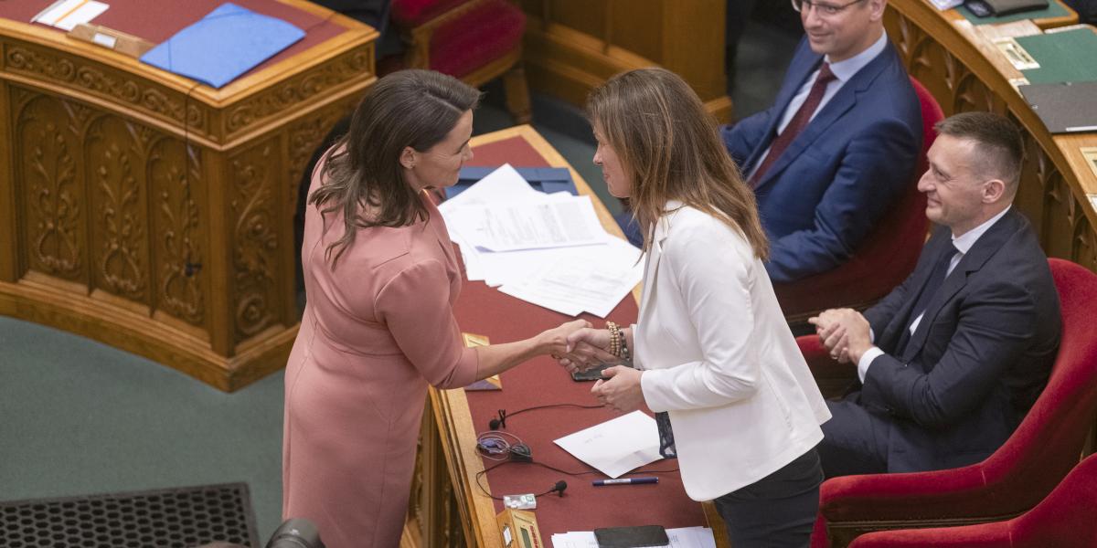 Novák Katalin és Varga Judit 2023. július 4-én a parlamentben