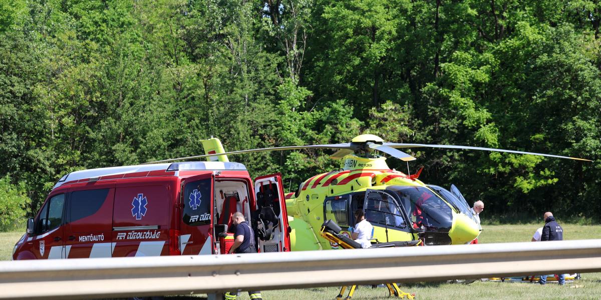 Mentőhelikopter a Mol Petrolkémia tiszaújvárosi telephelyének közelében május 22-én, miután robbanás történt az Olefin 1 üzem újraindítása során 