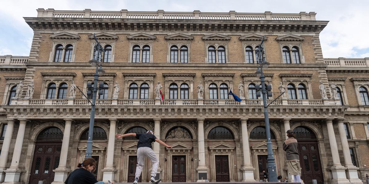 A Corvinus Egyetem nagy értékű részvényeket, ingatlan vagyont kapott