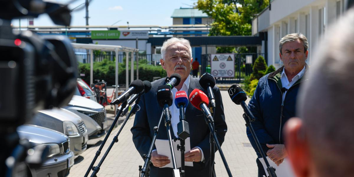 Hernádi Zsolt sajtótájékoztatója a MOL Petrolkémia üzemében történt robbanásról május 22-én 