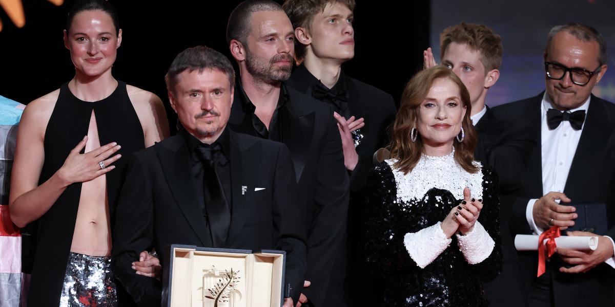 Cristian Mungiu és a Fjord szereplőgárdája szombat este a cannes-i színpadon