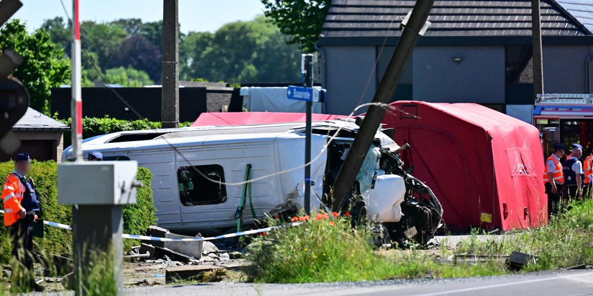 A mentőszolgálatok képe egy vonat és egy kisbusz közötti baleset helyszínén, a Vierhuizen vasúti átjárónál, Buggenhoutban, 2026. május 26-án, kedden.