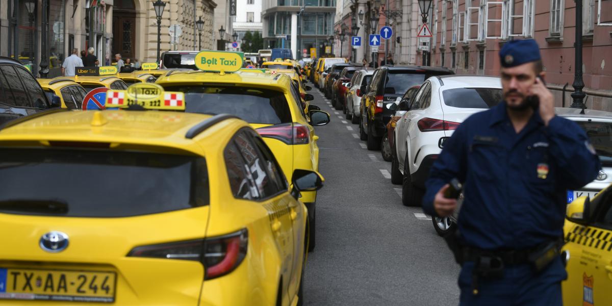 Korábbi felvétel. Demonstráció a fővárosi Városháza előtt