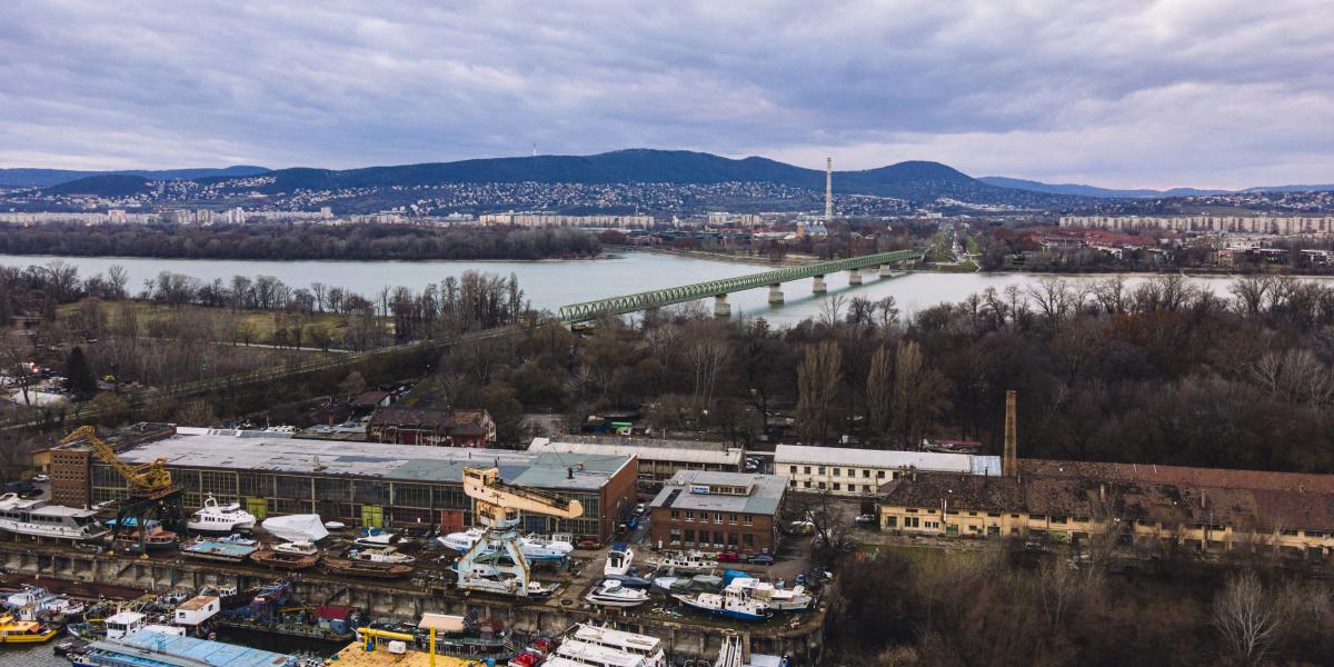 A Népsziget tulajdonviszonyai meglehetősen kuszák. A XIII. kerületi része összességében 28,6 hektár