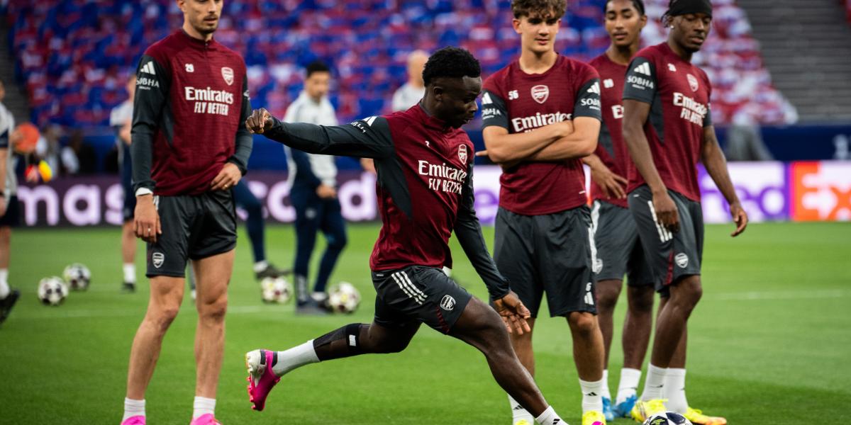 Bukayo Saka lő kapura az első BL-sikerében reménykedő Arsenal tréningjén