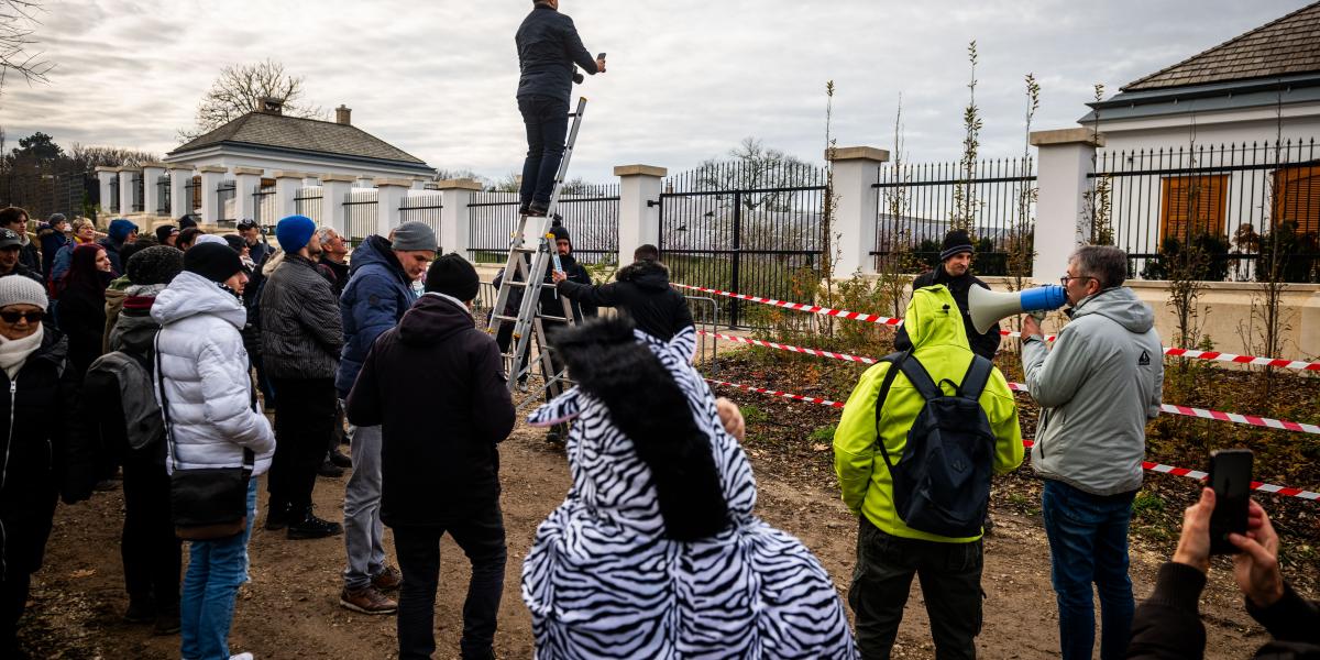 Zebrales Hadházy Ákos egyik hatvanpusztai demonstrációján 