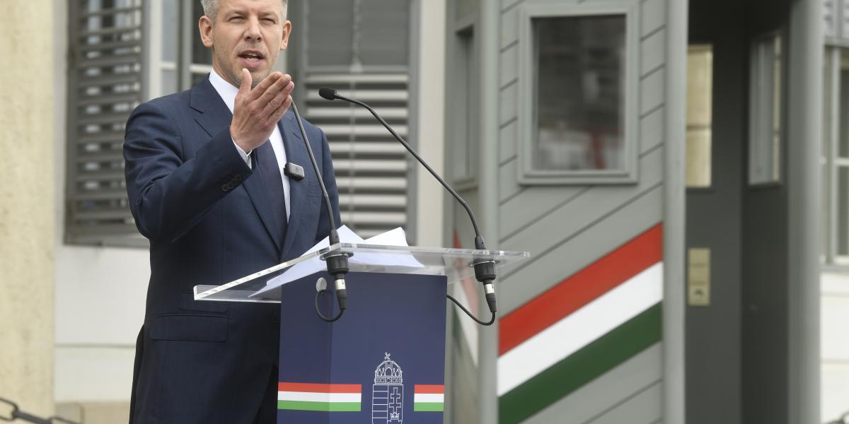 Magyar Péter sajtótájékoztatója a Sándor-palota előtt június 1-jén 