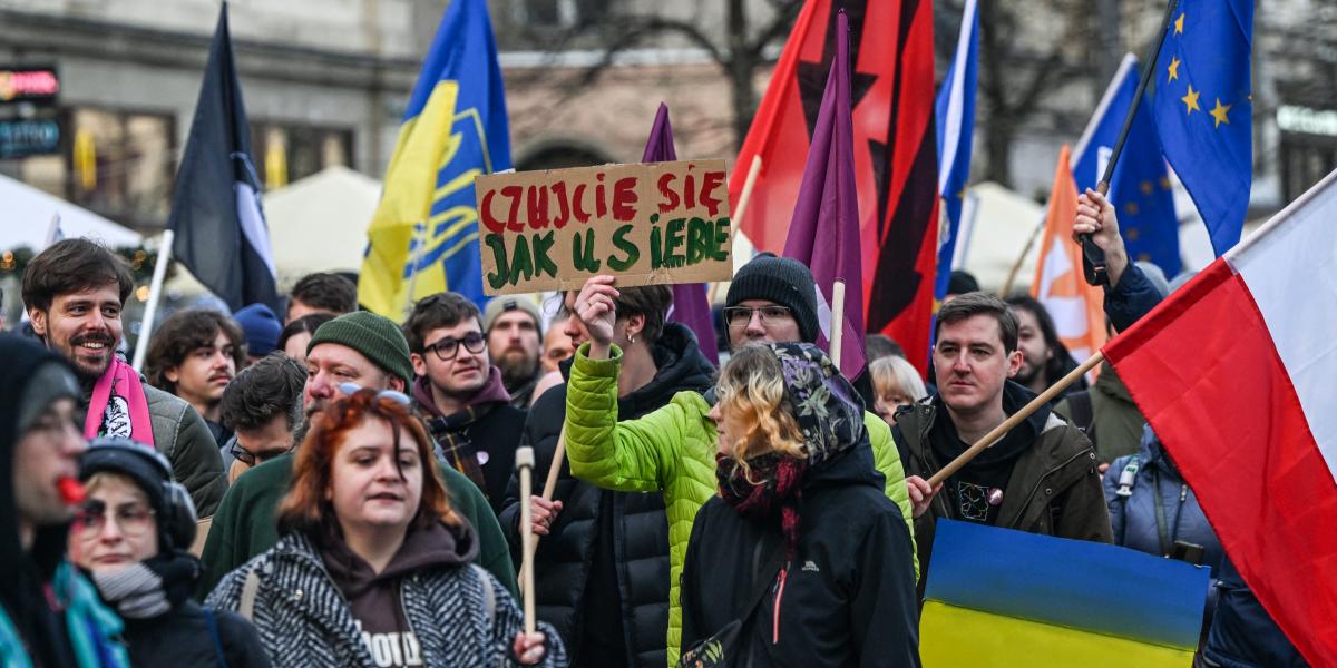 Baloldali, szélsőbaloldali és polgári csoportok aktivistái vesznek részt egy antifasiszta meneten Krakkó központjában, Krakkóban, Kis-lengyelországi vajdaságban, Lengyelországban, 2025. december 14-én.