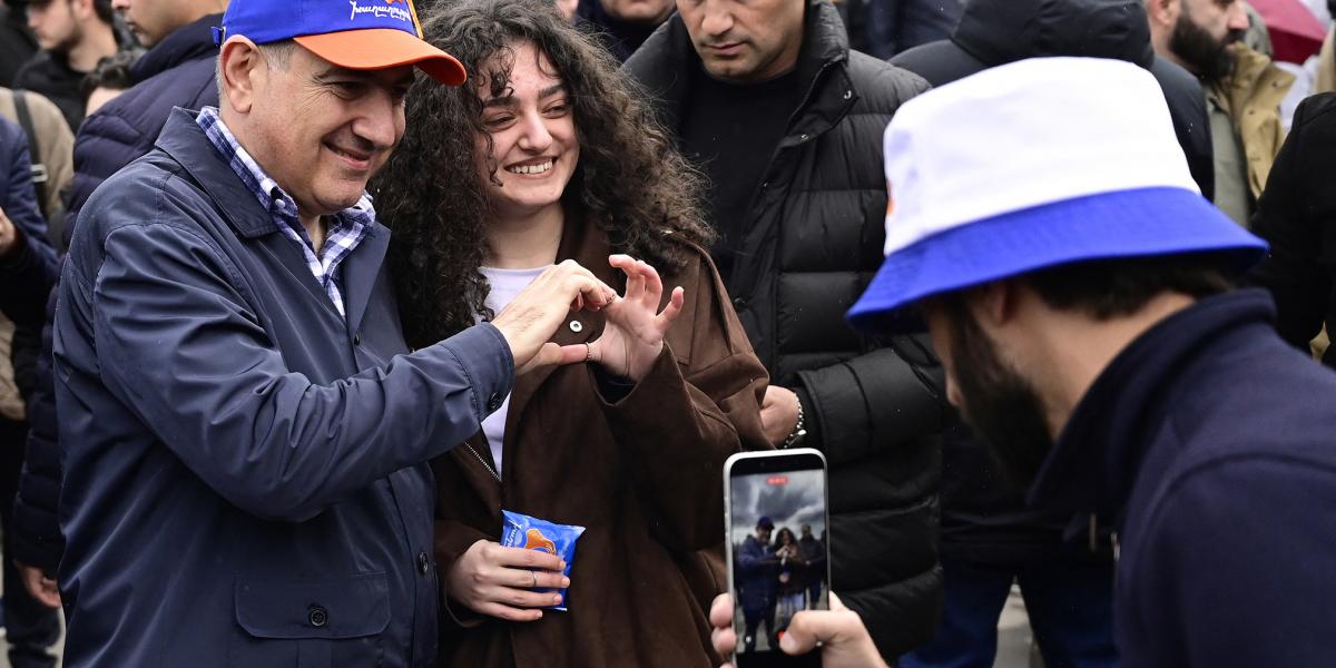 Nikol Pasinján (balról baseballsapkában) Polgári Szerződés pártja vezet minden előzetes közvélemény-kutatást
