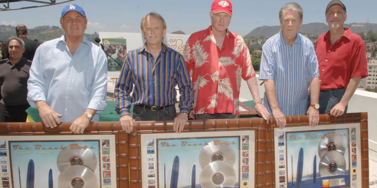 A Beach Boys tagjai a dupla platinalemezt
tanúsító emléktáblával