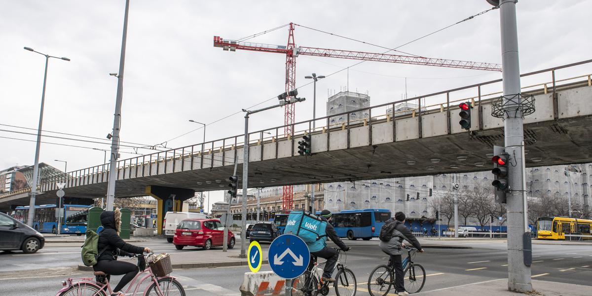 A tér felett most átívelő felüljárót teljes egészében elbontják