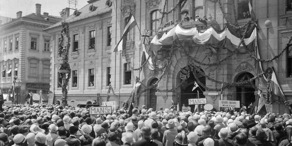 Trianon elleni tüntetés a szegedi Városháza előtt 1928. május 20-án, az erkélyen Esmond Harmsworth, a Magyarország feldarabolását ellenző Lord Rothermere brit sajtómágnás (Daily Mail alapító) fia beszél