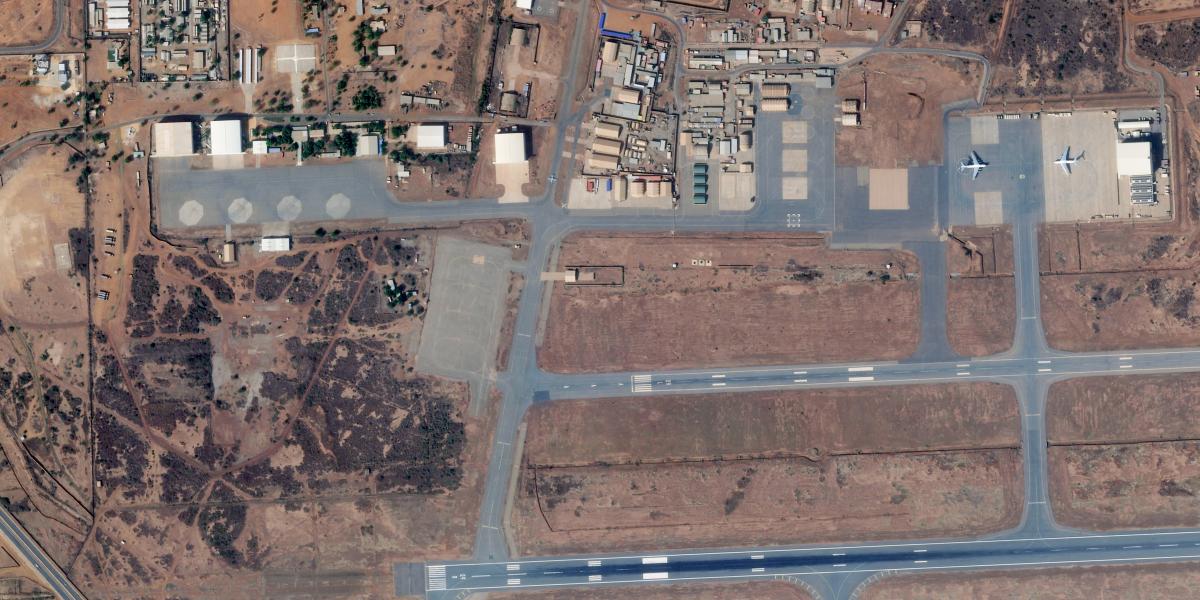 Műholdkép, a nigeri Niamey repülőtér katonai övezetéről, 2026. január 12-én