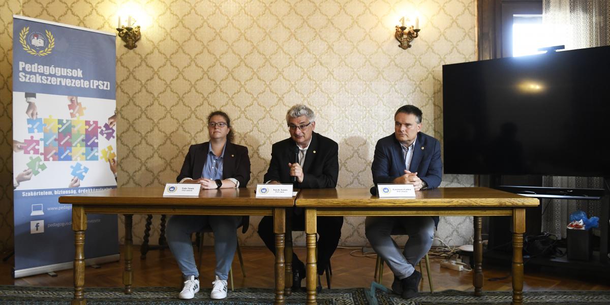 Totyik Tamás, a PSZ elnöke (k), Tóth Tünde és Gosztonyi Gábor alelnökök  sajtótájékoztatója, a szakszervezet országos irodájában Budapesten 2026. június 18-án