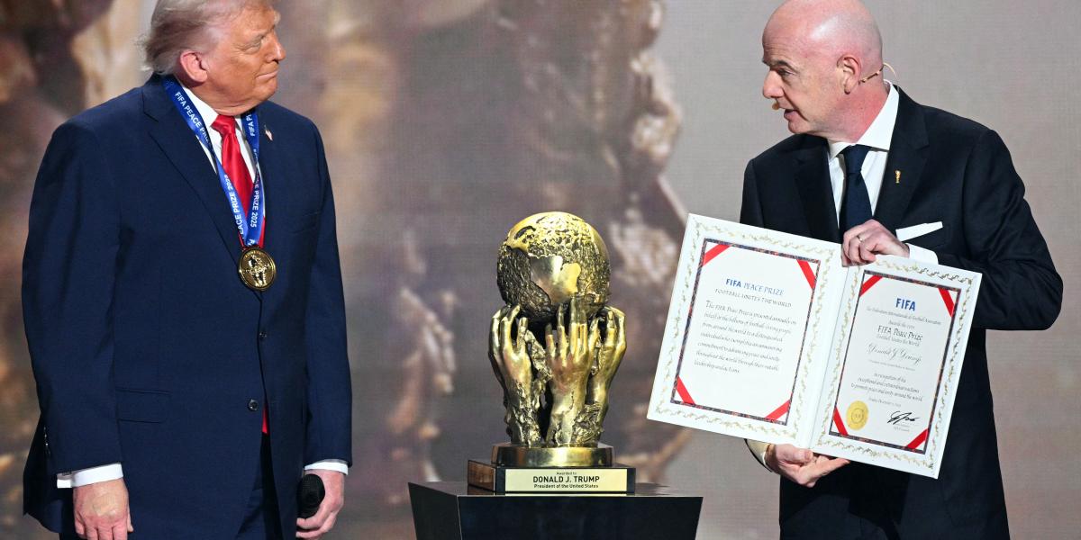 Infantino behízelegte magát Trumpnál a frissen alapított FIFA-békedíj átadásával