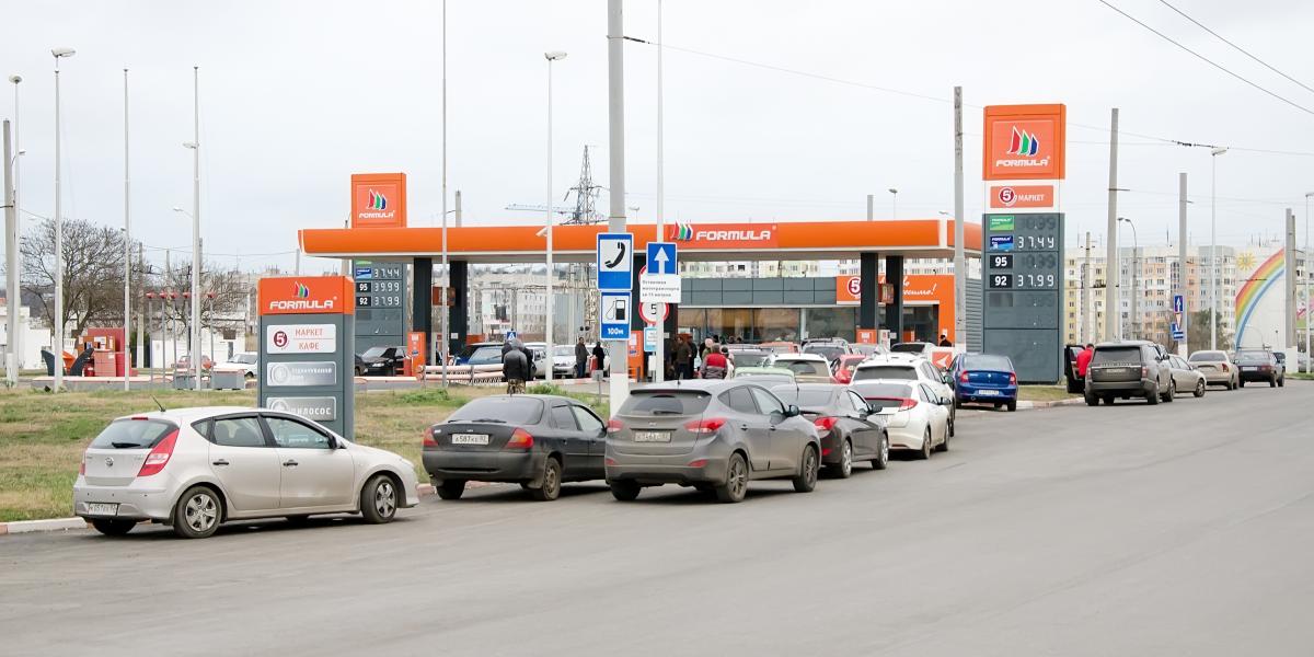 Autók egy kercsi benzinkúton. Képünk illusztráció. 