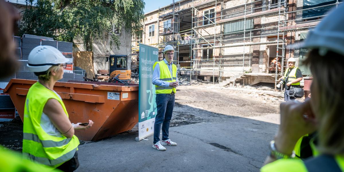 Az egykori iskolaépületben kialakított lakásokkal közösséget is teremtenének
