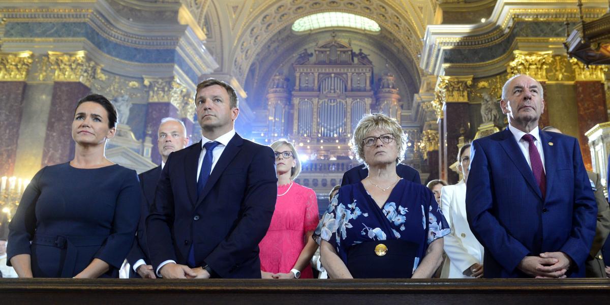 Novák Katalin volt köztársasági elnök (b) és Sulyok Tamás (j) jelenlegi államfő a Szent István-bazilikában még 2022-ben