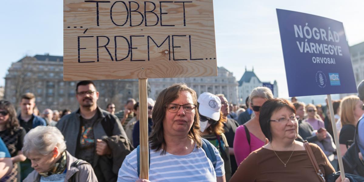 Közös kiállás egy jobb egészségügyért 2025. március 8-án Budapesten a Kossuth téren