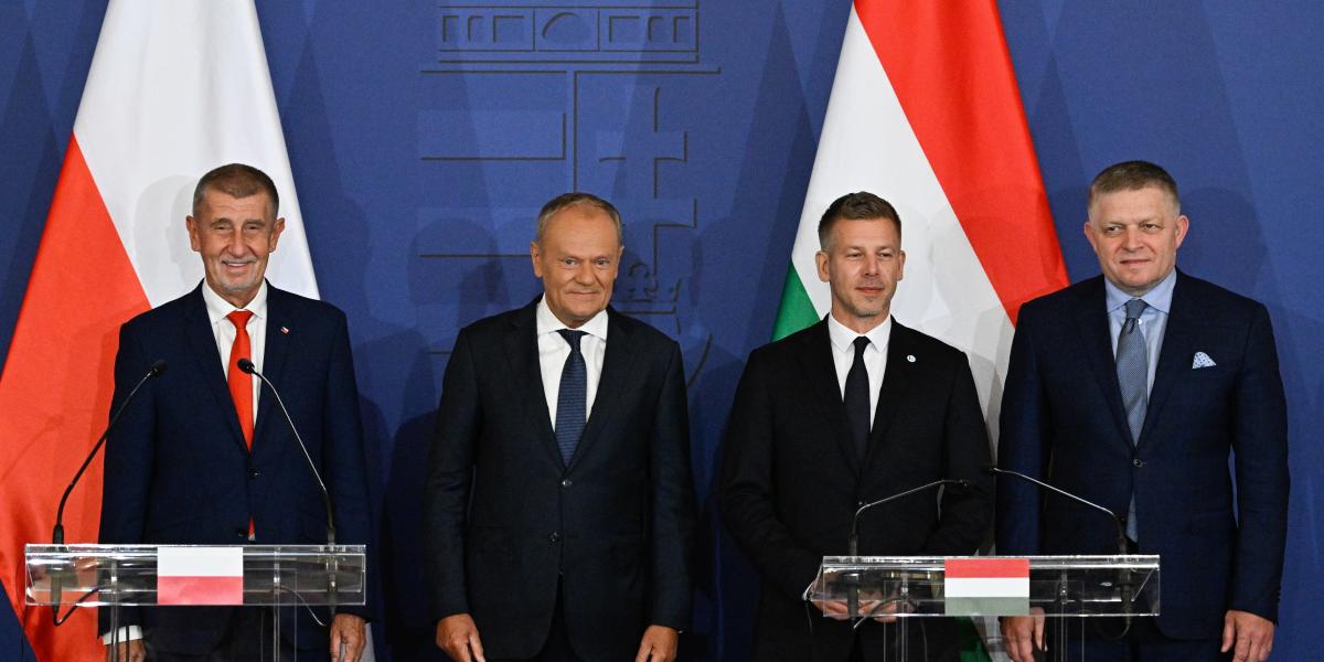 Andrej Babis cseh, Donald Tusk lengyel, Magyar Péter magyar és Robert Fico szlovák miniszterelnök (b-j) a visegrádi együttműködés (V4) kormányfőinek találkozója után tartott sajtótájékoztatón a Gödöllői Királyi Kastély Lovardájában 2026. június 23-án.