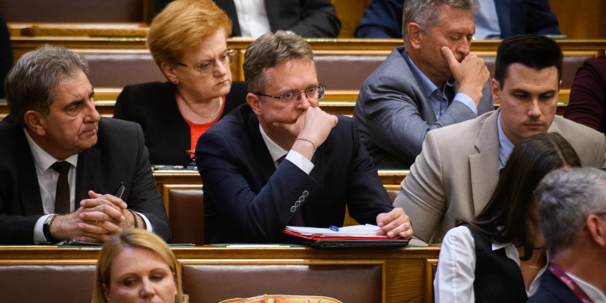 A Fidesz-frakció az Országgyűlésben. Középen Hankó Balázs 