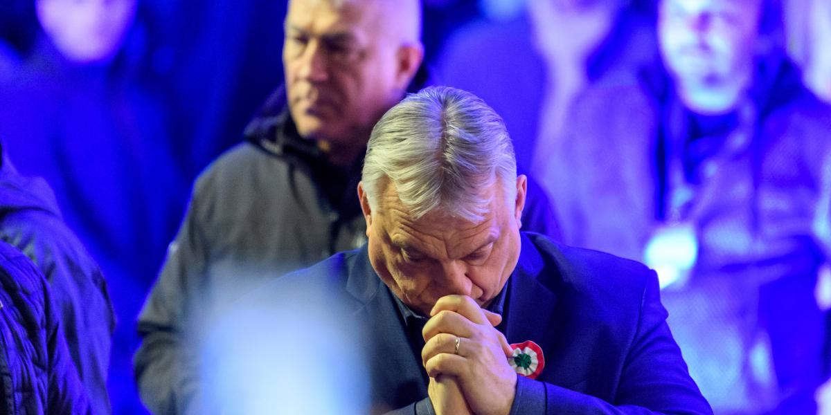 Orbán Viktor, mögötte Hajdu János  2026. március 16-án Kaposváron 
