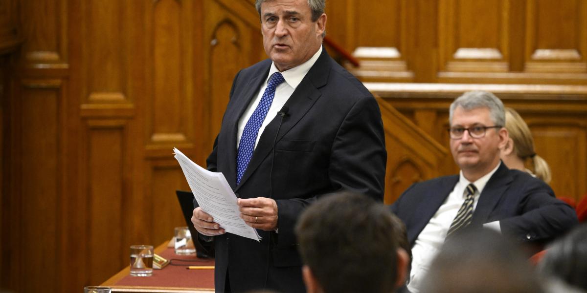 Kapitány István gazdasági és energetikai miniszter