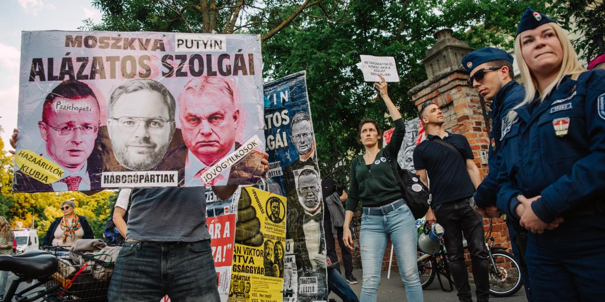 Tüntetők a Szuverenitásvédelmi Hivatal előtt 2025. május 27-én 