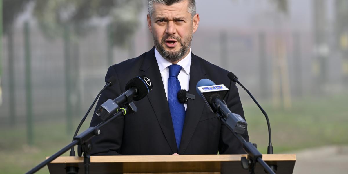 Körtvélyesi Attila jelenlegi polgármester beszédet mond. 