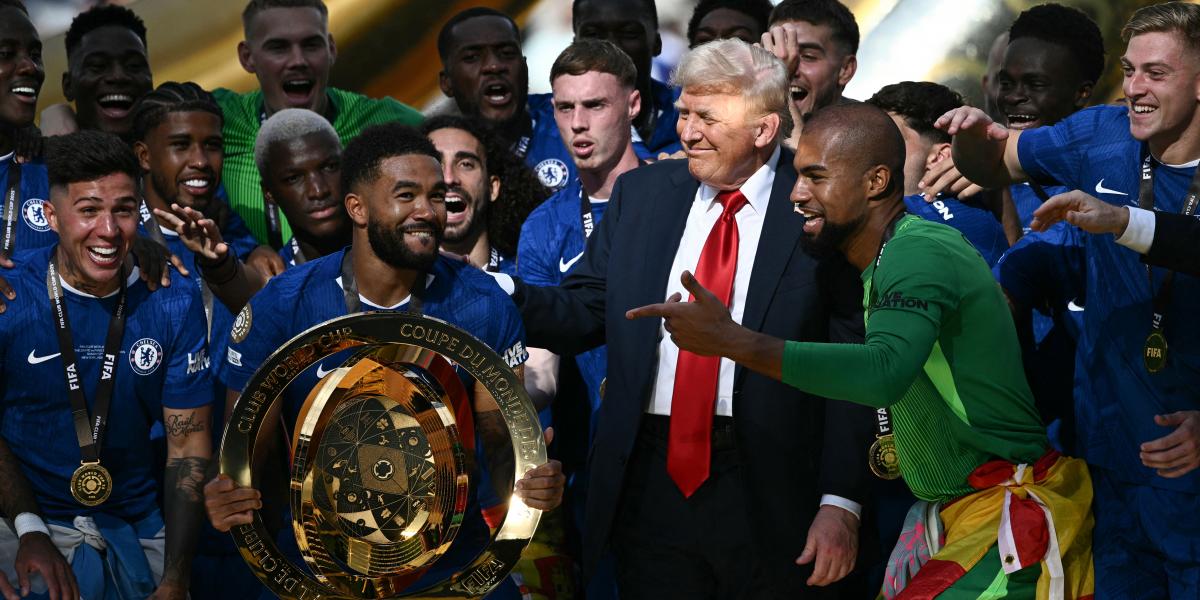 Donald Trump a tavalyi klubvilágbajnokság döntőjén, a Paris Saint-Germain és a Chelsea meccse után is váratlanul megjelent a díjátadó ceremónián