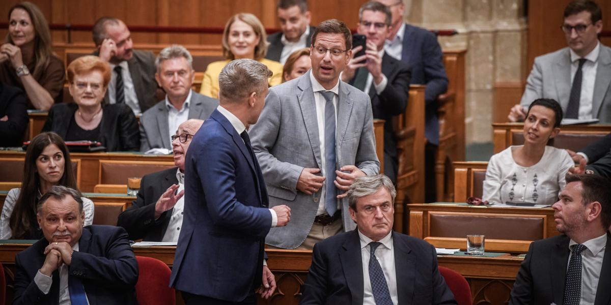 Drámai töltetet hordoz, hogy Magyar Péter és Gulyás Gergely személyében két egykori barát pengézik egymással a parlamentben